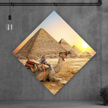 Lade das Bild in den Galerie-Viewer, Spannrahmenbild Sonnenuntergang über Pyramiden mit ruhendem Kamel Raute