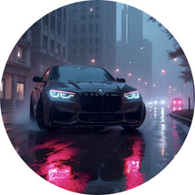 Lade das Bild in den Galerie-Viewer, Aluminiumbild gebürstet Sportwagen bei Nacht auf regennasser Straße Kreis