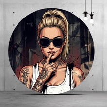 Lade das Bild in den Galerie-Viewer, Aluminiumbild gebürstet Stilvolle tätowierte Frau mit Sonnenbrille Kreis