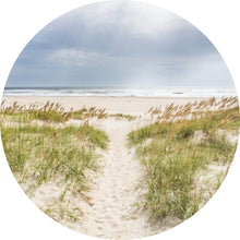 Lade das Bild in den Galerie-Viewer, Aluminiumbild gebürstet Strandweg zwischen Dünen unter wolkigem Himmel Kreis