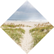 Lade das Bild in den Galerie-Viewer, Aluminiumbild gebürstet Strandweg zwischen Dünen unter wolkigem Himmel Raute