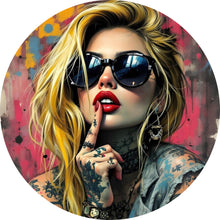 Lade das Bild in den Galerie-Viewer, Aluminiumbild Tattoo Girl vor Graffiti Wand Kreis
