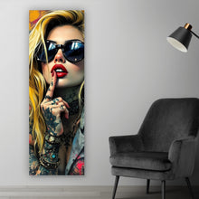 Lade das Bild in den Galerie-Viewer, Aluminiumbild Tattoo Girl vor Graffiti Wand Panorama Hoch