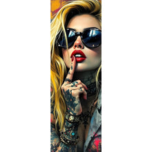 Lade das Bild in den Galerie-Viewer, Aluminiumbild Tattoo Girl vor Graffiti Wand Panorama Hoch