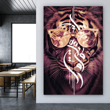 Lade das Bild in den Galerie-Viewer, Leinwandbild Tiger mit Brille und stilvollem Schriftzug Hochformat