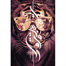 Lade das Bild in den Galerie-Viewer, Leinwandbild Tiger mit Brille und stilvollem Schriftzug Hochformat