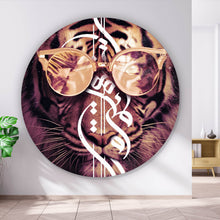 Lade das Bild in den Galerie-Viewer, Aluminiumbild Tiger mit Brille und stilvollem Schriftzug Kreis