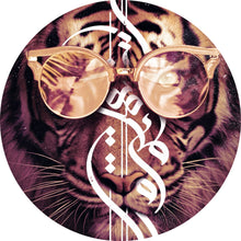 Lade das Bild in den Galerie-Viewer, Aluminiumbild Tiger mit Brille und stilvollem Schriftzug Kreis