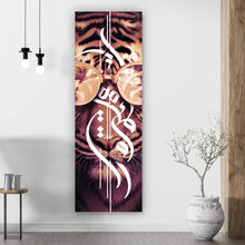 Lade das Bild in den Galerie-Viewer, Poster Tiger mit Brille und stilvollem Schriftzug Panorama Hoch