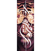 Lade das Bild in den Galerie-Viewer, Poster Tiger mit Brille und stilvollem Schriftzug Panorama Hoch