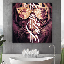 Lade das Bild in den Galerie-Viewer, Poster Tiger mit Brille und stilvollem Schriftzug Quadrat