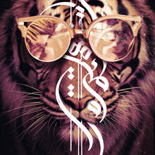 Lade das Bild in den Galerie-Viewer, Poster Tiger mit Brille und stilvollem Schriftzug Quadrat