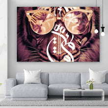 Lade das Bild in den Galerie-Viewer, Aluminiumbild Tiger mit Brille und stilvollem Schriftzug Querformat