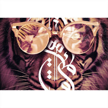 Lade das Bild in den Galerie-Viewer, Aluminiumbild Tiger mit Brille und stilvollem Schriftzug Querformat