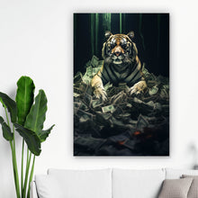 Lade das Bild in den Galerie-Viewer, Poster Tiger thront auf Geldscheinen Hochformat