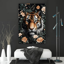 Lade das Bild in den Galerie-Viewer, Aluminiumbild gebürstet Tigerkopf in exotischen Pflanzen Hochformat