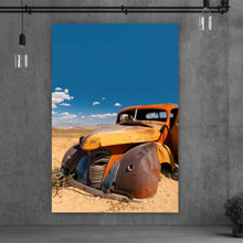 Lade das Bild in den Galerie-Viewer, Aluminiumbild Verlassener Oldtimer in Wüstenlandschaft Hochformat