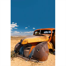 Lade das Bild in den Galerie-Viewer, Spannrahmenbild Verlassener Oldtimer in Wüstenlandschaft Hochformat