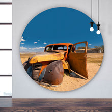 Lade das Bild in den Galerie-Viewer, Aluminiumbild gebürstet Verlassener Oldtimer in Wüstenlandschaft Kreis