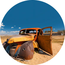 Lade das Bild in den Galerie-Viewer, Aluminiumbild gebürstet Verlassener Oldtimer in Wüstenlandschaft Kreis