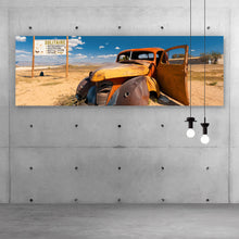 Lade das Bild in den Galerie-Viewer, Aluminiumbild Verlassener Oldtimer in Wüstenlandschaft Panorama