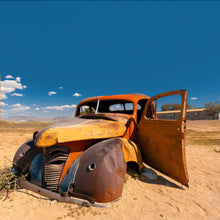 Lade das Bild in den Galerie-Viewer, Poster Verlassener Oldtimer in Wüstenlandschaft Quadrat