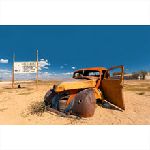 Lade das Bild in den Galerie-Viewer, Leinwandbild Verlassener Oldtimer in Wüstenlandschaft Querformat