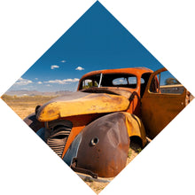 Lade das Bild in den Galerie-Viewer, Poster Verlassener Oldtimer in Wüstenlandschaft Raute
