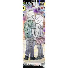 Lade das Bild in den Galerie-Viewer, Leinwandbild Verliebtes Paar im bunten Street Art Stil Panorama Hoch