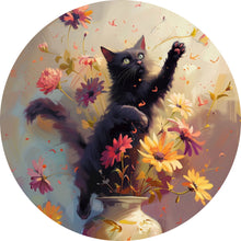 Lade das Bild in den Galerie-Viewer, Aluminiumbild gebürstet Verspielte Katze zwischen Blumen Kreis