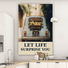 Lade das Bild in den Galerie-Viewer, Aluminiumbild gebürstet Vintage Auto in malerischer Gasse Hochformat