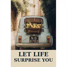 Lade das Bild in den Galerie-Viewer, Aluminiumbild gebürstet Vintage Auto in malerischer Gasse Hochformat