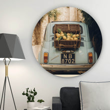 Lade das Bild in den Galerie-Viewer, Aluminiumbild Vintage Auto in malerischer Gasse Kreis