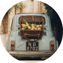 Lade das Bild in den Galerie-Viewer, Aluminiumbild gebürstet Vintage Auto in malerischer Gasse Kreis