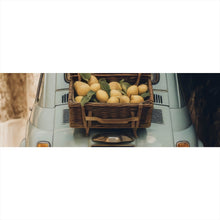 Lade das Bild in den Galerie-Viewer, Aluminiumbild Vintage Auto in malerischer Gasse Panorama