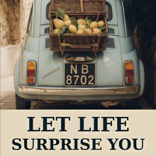 Lade das Bild in den Galerie-Viewer, Aluminiumbild Vintage Auto in malerischer Gasse Quadrat