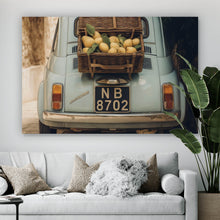 Lade das Bild in den Galerie-Viewer, Aluminiumbild gebürstet Vintage Auto in malerischer Gasse Querformat
