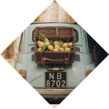 Lade das Bild in den Galerie-Viewer, Aluminiumbild Vintage Auto in malerischer Gasse Raute