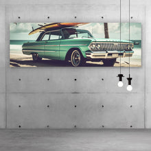 Lade das Bild in den Galerie-Viewer, Aluminiumbild Vintage Auto mit Surfbrett am Strand Panorama