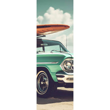 Lade das Bild in den Galerie-Viewer, Aluminiumbild gebürstet Vintage Auto mit Surfbrett am Strand Panorama Hoch