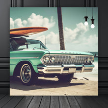 Lade das Bild in den Galerie-Viewer, Leinwandbild Vintage Auto mit Surfbrett am Strand Quadrat