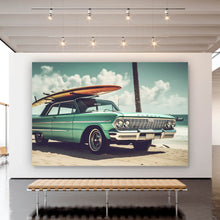 Lade das Bild in den Galerie-Viewer, Leinwandbild Vintage Auto mit Surfbrett am Strand Querformat