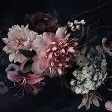 Lade das Bild in den Galerie-Viewer, Leinwandbild Vintage Blumen auf schwarzem Hintergrund Quadrat