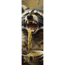 Lade das Bild in den Galerie-Viewer, Aluminiumbild gebürstet Waschbär beim Essen im Vintagestil Panorama Hoch