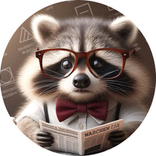 Lade das Bild in den Galerie-Viewer, Aluminiumbild gebürstet Waschbär liest Zeitung Digital Art Kreis