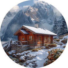 Lade das Bild in den Galerie-Viewer, Aluminiumbild gebürstet Winterliche Holzhütte vor majestätischen schneebedeckten Bergen Kreis