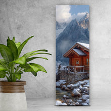 Lade das Bild in den Galerie-Viewer, Spannrahmenbild Winterliche Holzhütte vor majestätischen schneebedeckten Bergen Panorama Hoch