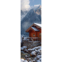 Lade das Bild in den Galerie-Viewer, Aluminiumbild Winterliche Holzhütte vor majestätischen schneebedeckten Bergen Panorama Hoch
