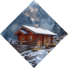 Lade das Bild in den Galerie-Viewer, Aluminiumbild Winterliche Holzhütte vor majestätischen schneebedeckten Bergen Raute