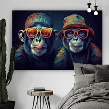 Lade das Bild in den Galerie-Viewer, Leinwandbild Zwei Affen mit Sonnenbrillen und bunten Hüten Querformat